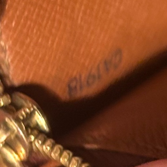 Authentic Louis Vuitton Monogram Portefeiulle Sarah long bifold wallet. - Picture 14 of 15